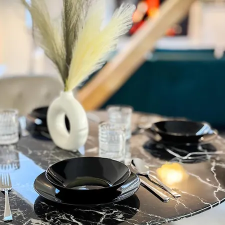 Palace Apartment, Center Of